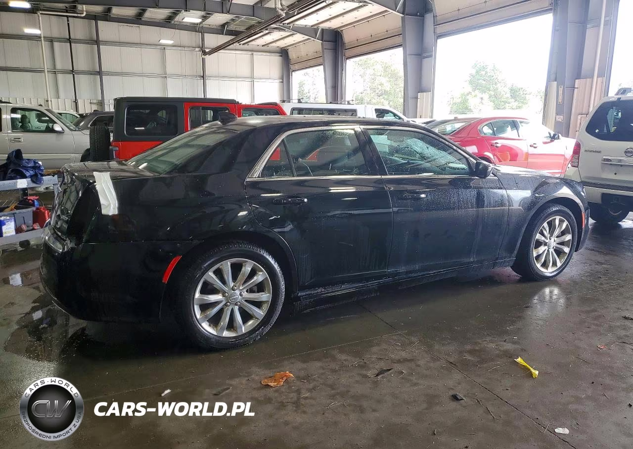 2018 Chrysler 300 Touring VIN:2C3CCARG9JH235766 - 3