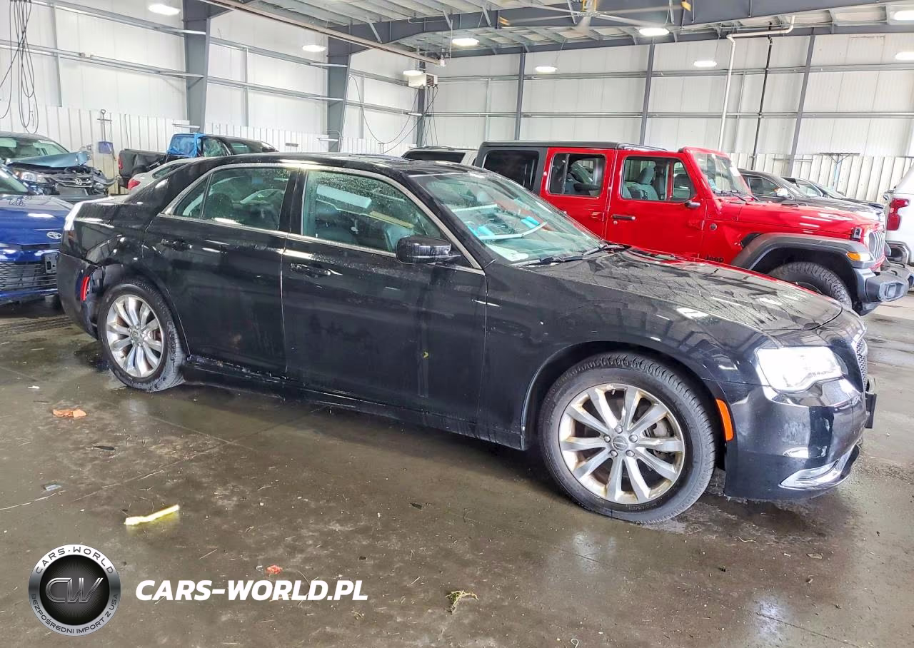 2018 Chrysler 300 Touring VIN:2C3CCARG9JH235766 - 4