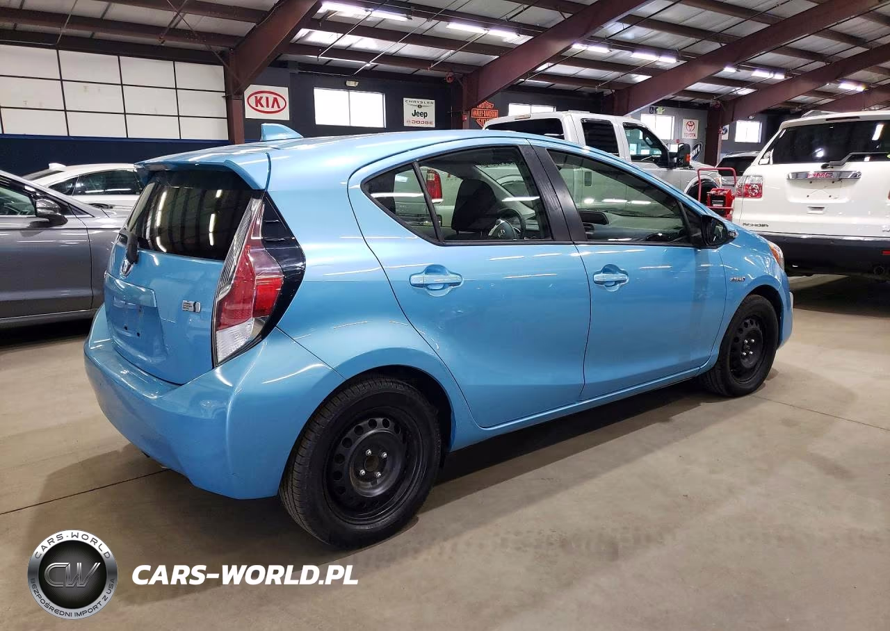 2016 Toyota Prius C Two VIN:JTDKDTB39G1124326 - 3
