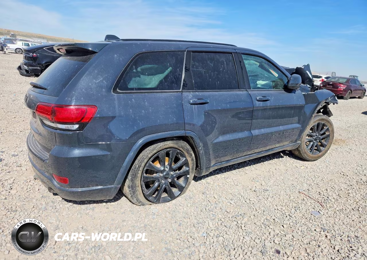2018 Jeep Grand Cherokee Laredo VIN:1C4RJFAG8JC360359 - 3