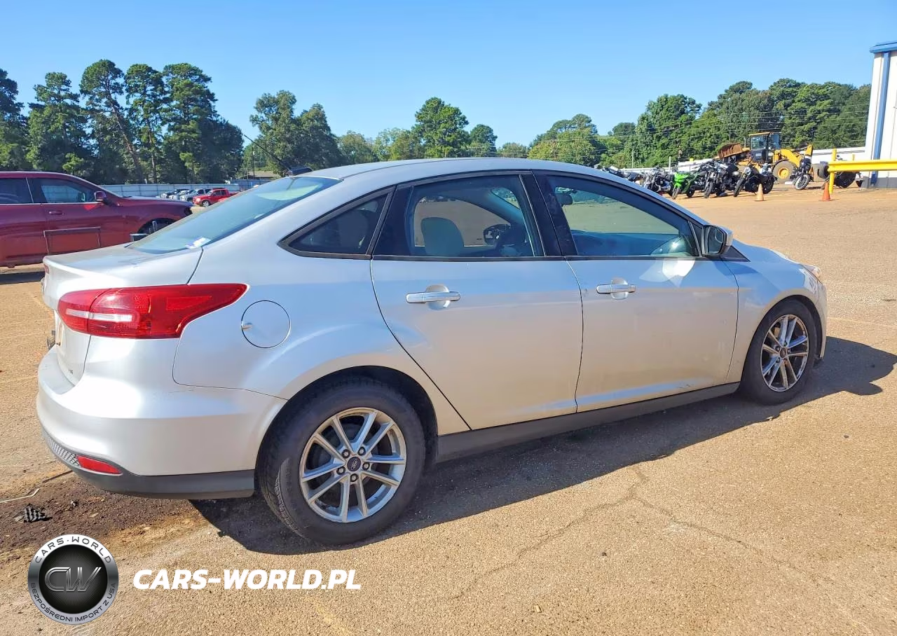 2018 Ford Focus Se VIN:1FADP3F24JL317017 - 3