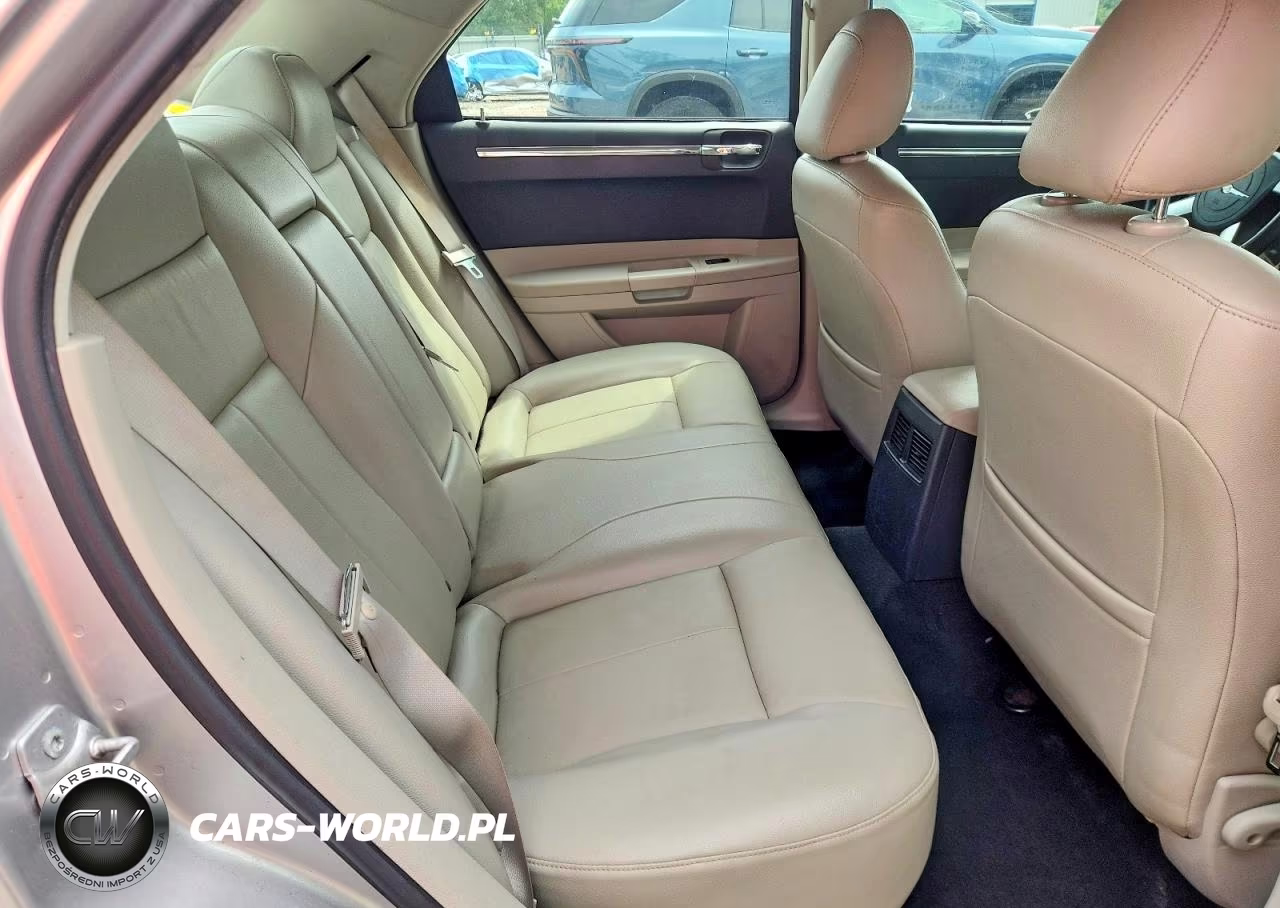 2007 Chrysler 300 Touring VIN:2C3KK53G17H900621 - 10