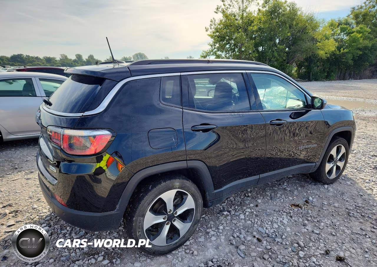 2018 Jeep Compass Latitude VIN:3C4NJDBB2JT113882 - 3