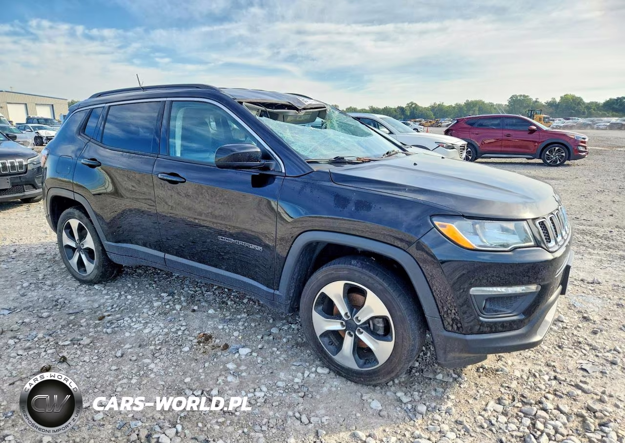 2018 Jeep Compass Latitude VIN:3C4NJDBB2JT113882 - 4