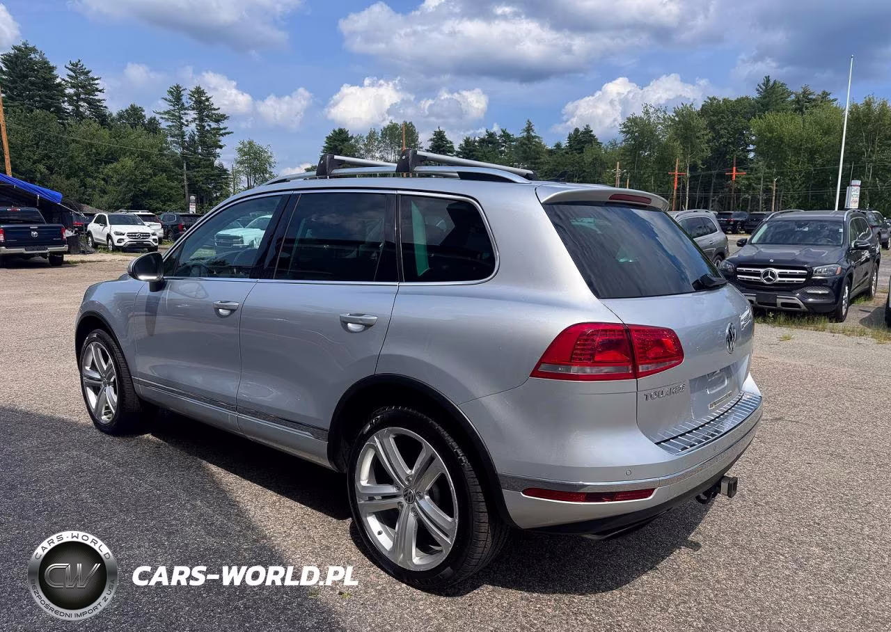 2017 Volkswagen Touareg Executive VIN:WVGGF7BP8HD001557 - 3
