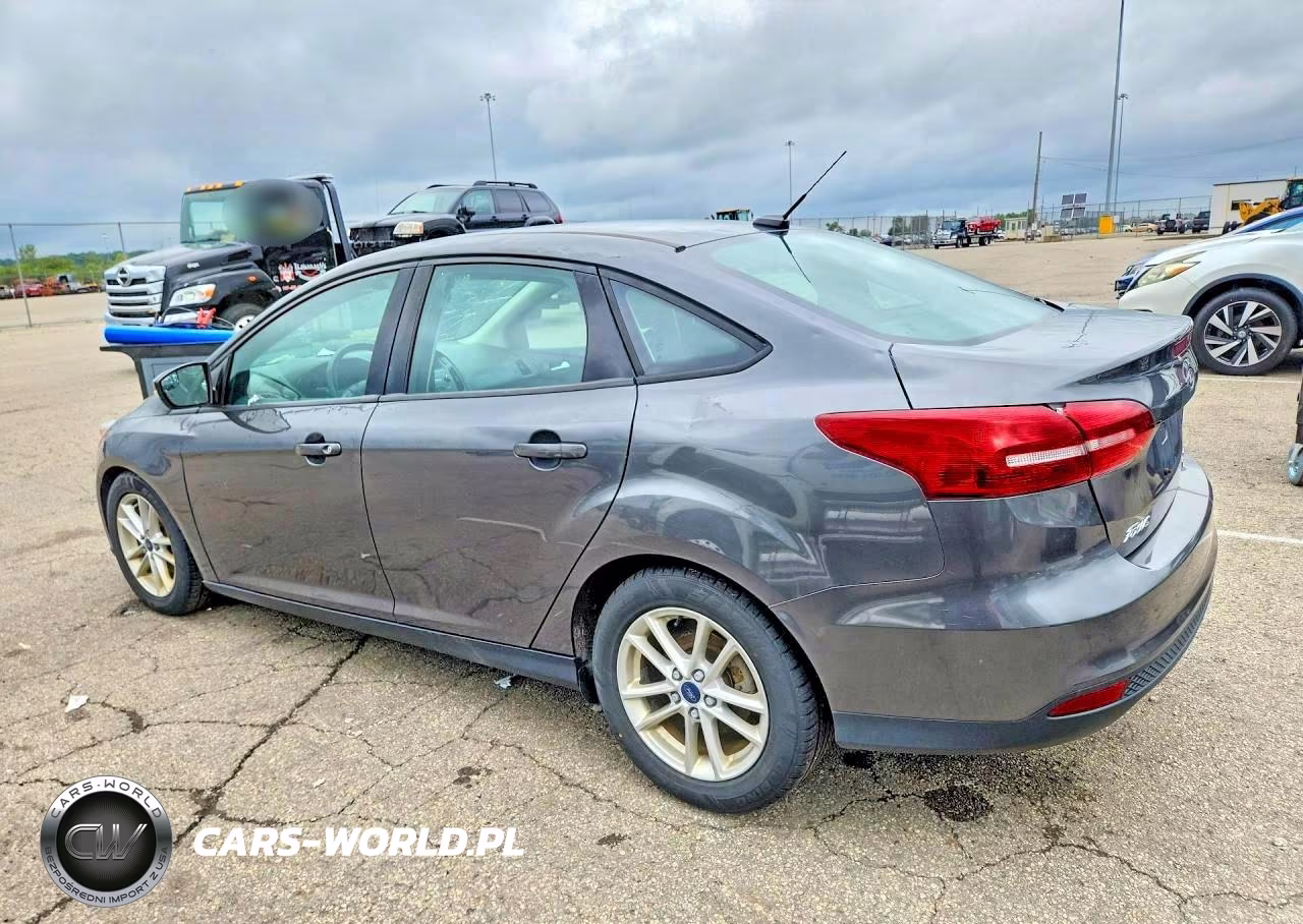 2018 Ford Focus Se VIN:1FADP3FEXJL300927 - 2