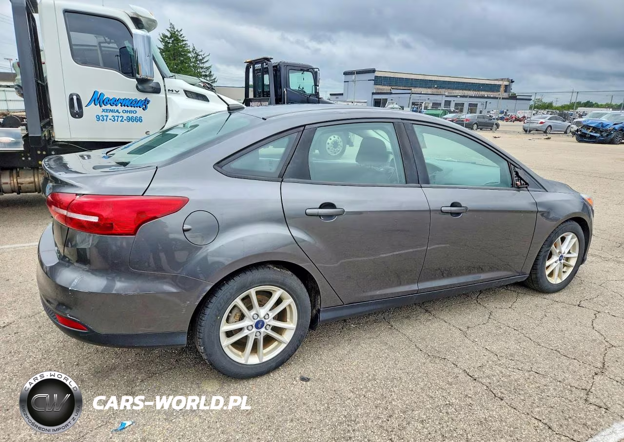 2018 Ford Focus Se VIN:1FADP3FEXJL300927 - 3