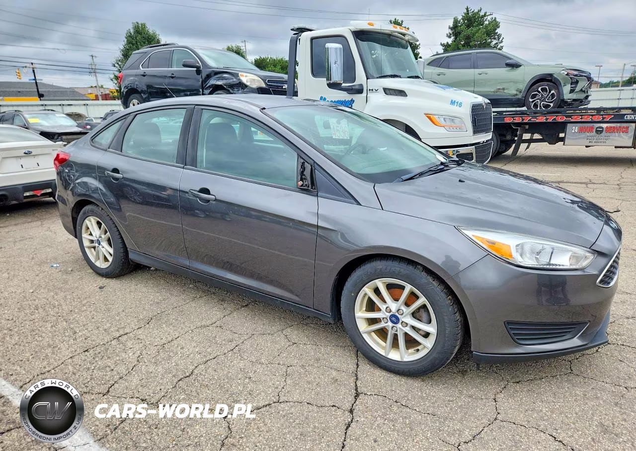 2018 Ford Focus Se VIN:1FADP3FEXJL300927 - 4