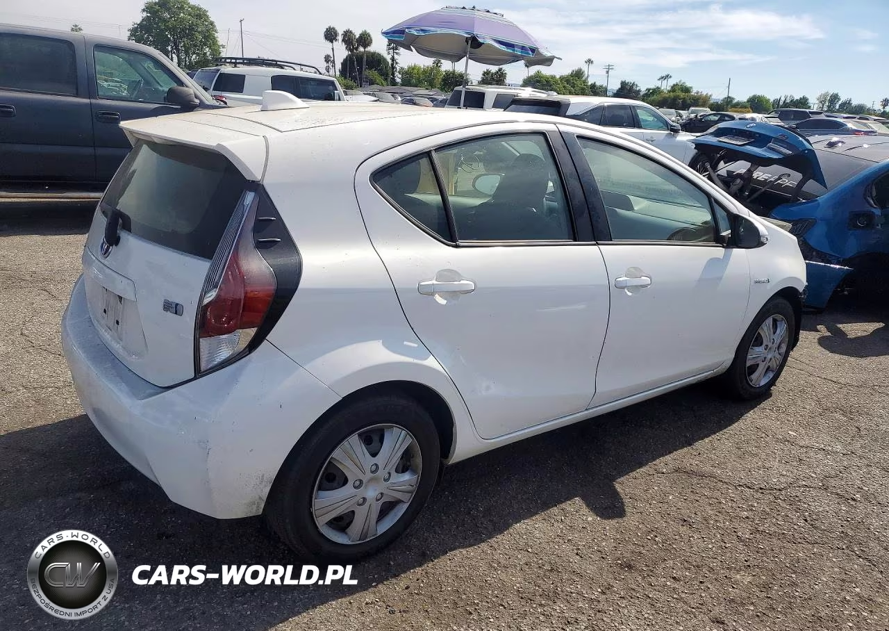 2015 Toyota Prius C Two VIN:JTDKDTB34F1585108 - 3