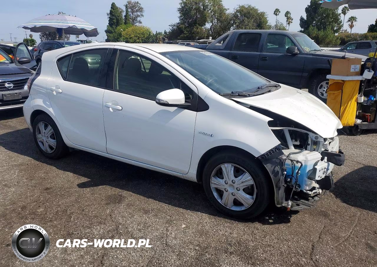 2015 Toyota Prius C Two VIN:JTDKDTB34F1585108 - 4