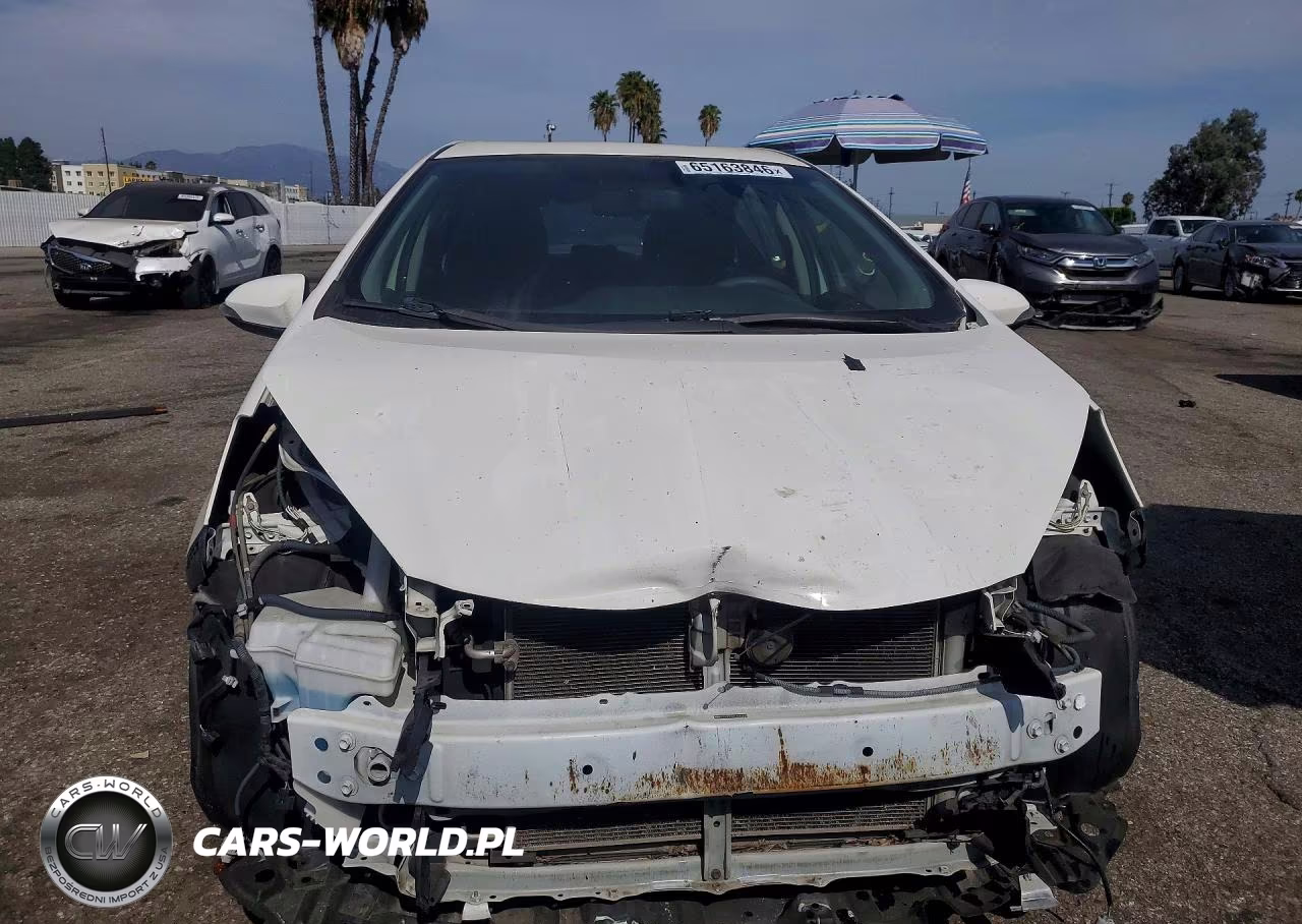 2015 Toyota Prius C Two VIN:JTDKDTB34F1585108 - 5