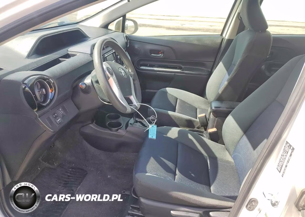 2015 Toyota Prius C Two VIN:JTDKDTB34F1585108 - 7