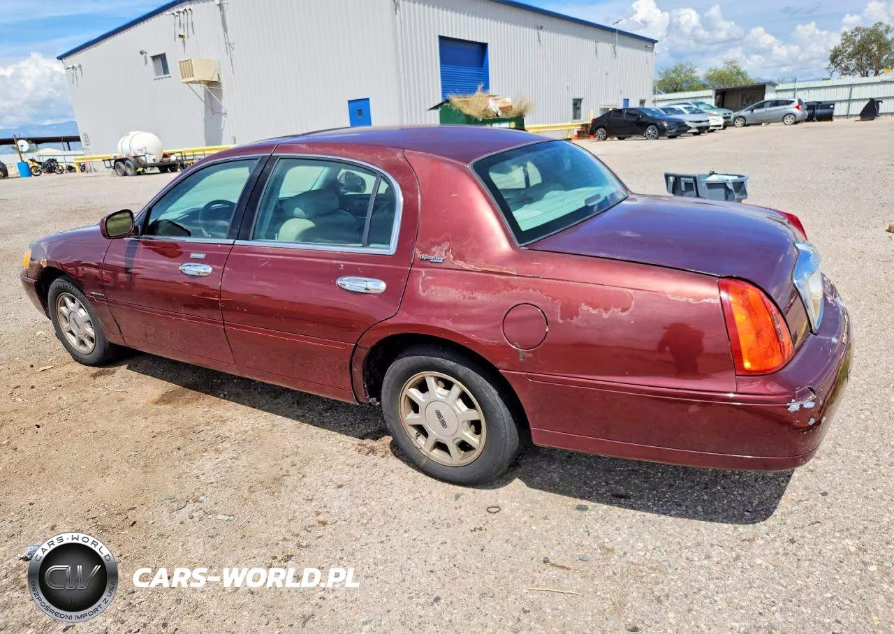 2001 Lincoln Town Car Signature VIN:1LNHM82W01Y629795 - 2