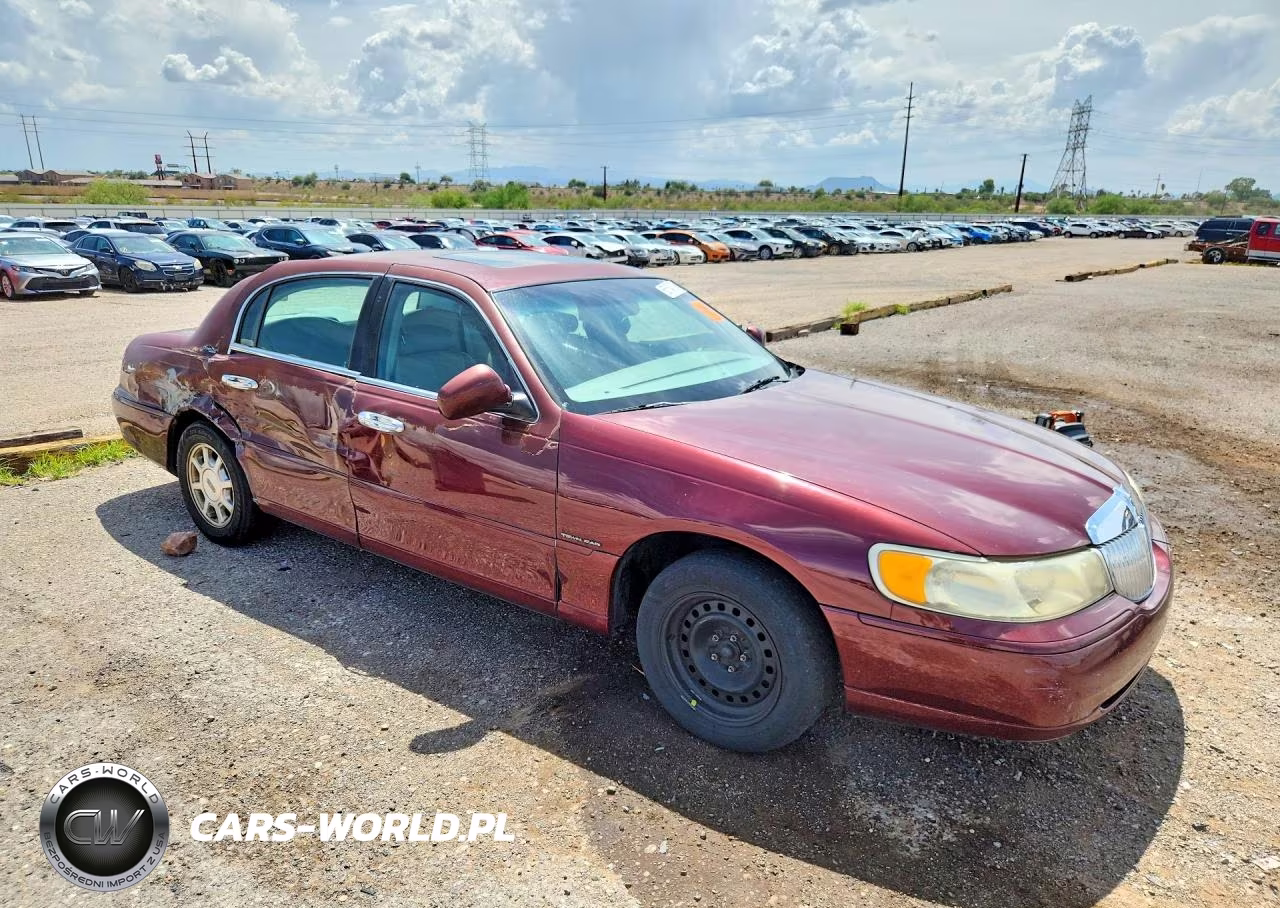2001 Lincoln Town Car Signature VIN:1LNHM82W01Y629795 - 4