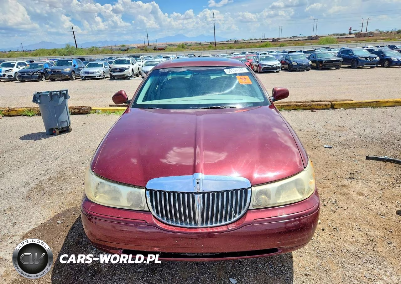 2001 Lincoln Town Car Signature VIN:1LNHM82W01Y629795 - 5