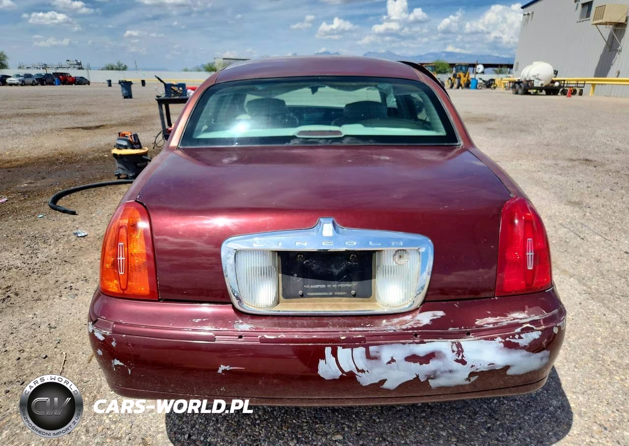 2001 Lincoln Town Car Signature VIN:1LNHM82W01Y629795 - 6