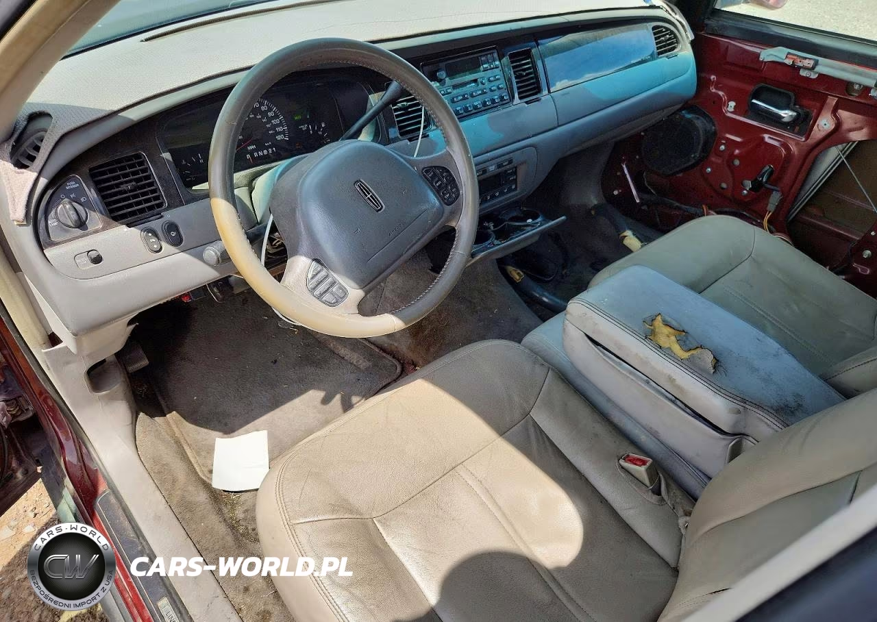 2001 Lincoln Town Car Signature VIN:1LNHM82W01Y629795 - 8
