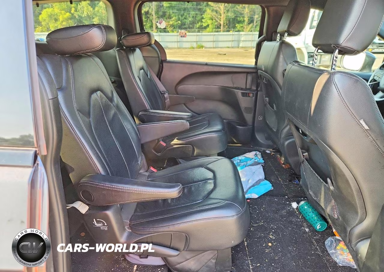 2018 Chrysler Pacifica Touring L VIN:2C4RC1BG4JR172554 - 11