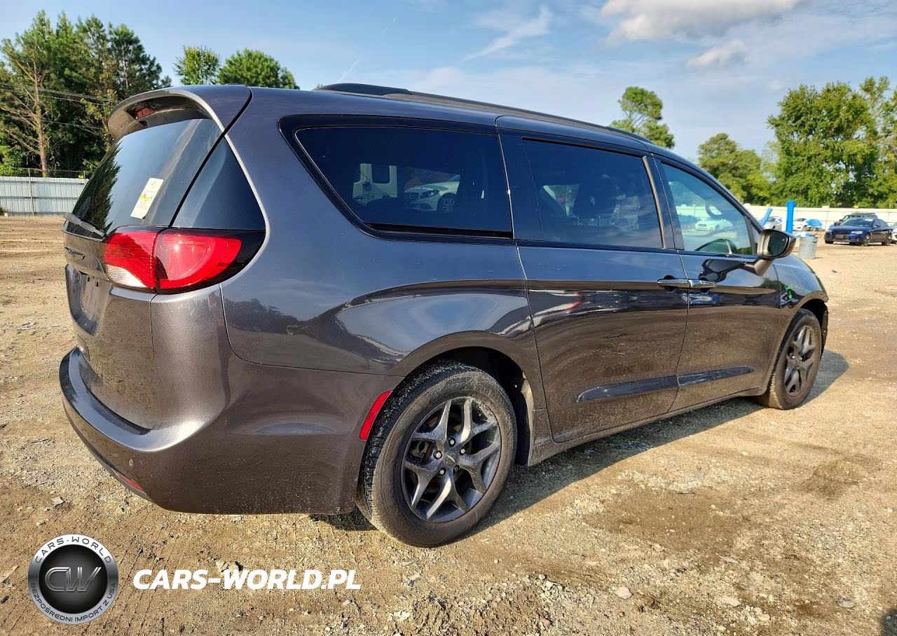 2018 Chrysler Pacifica Touring L VIN:2C4RC1BG4JR172554 - 3