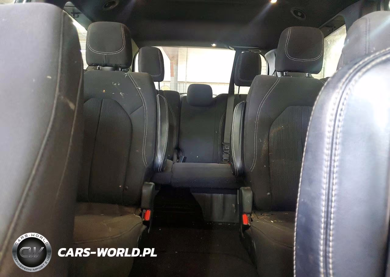 2019 Chrysler Pacifica Touring Plus VIN:2C4RC1FG1KR522539 - 10