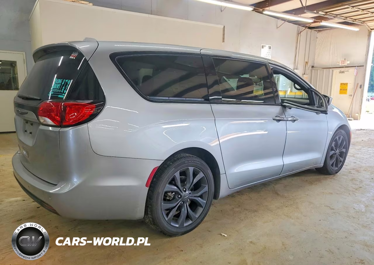 2019 Chrysler Pacifica Touring Plus VIN:2C4RC1FG1KR522539 - 3