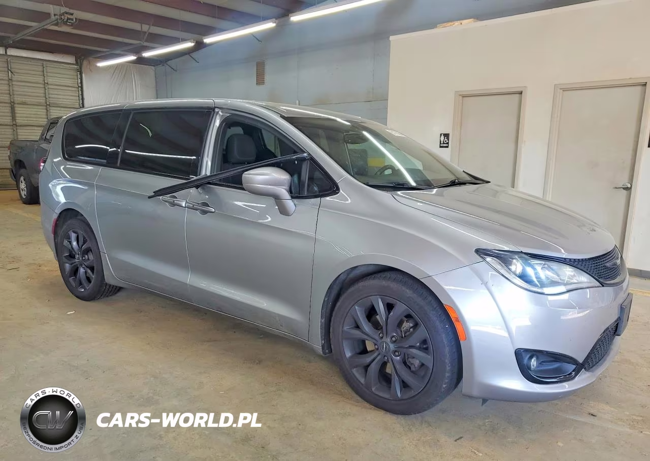 2019 Chrysler Pacifica Touring Plus VIN:2C4RC1FG1KR522539 - 4