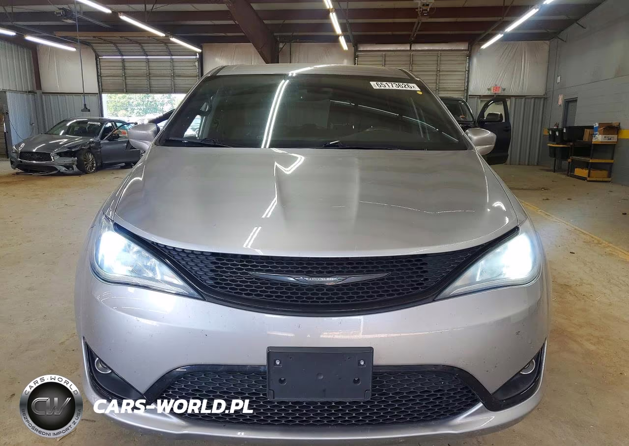 2019 Chrysler Pacifica Touring Plus VIN:2C4RC1FG1KR522539 - 5