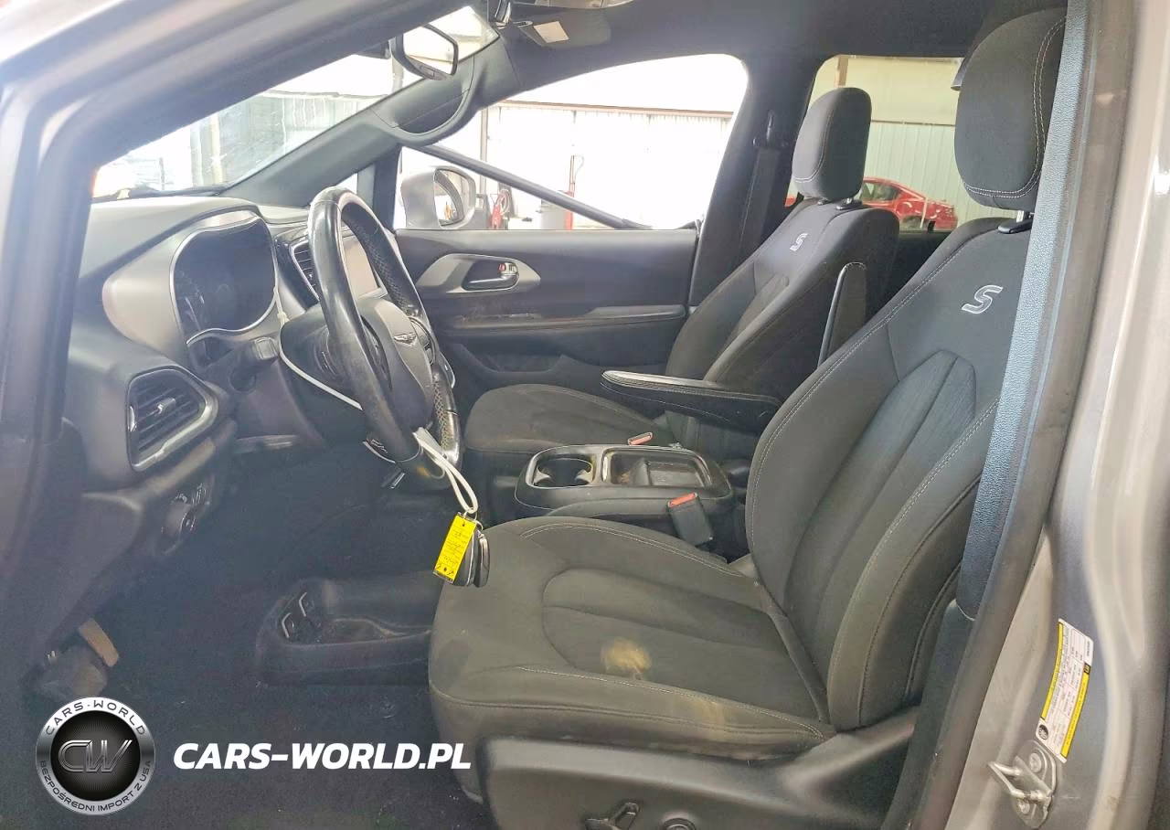 2019 Chrysler Pacifica Touring Plus VIN:2C4RC1FG1KR522539 - 7