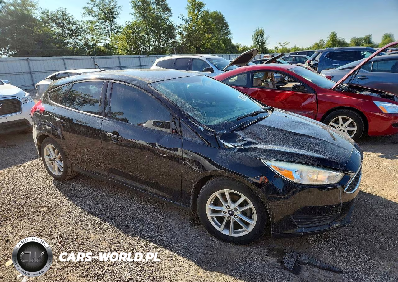 2017 Ford Focus Se VIN:1FADP3K27HL243723 - 4