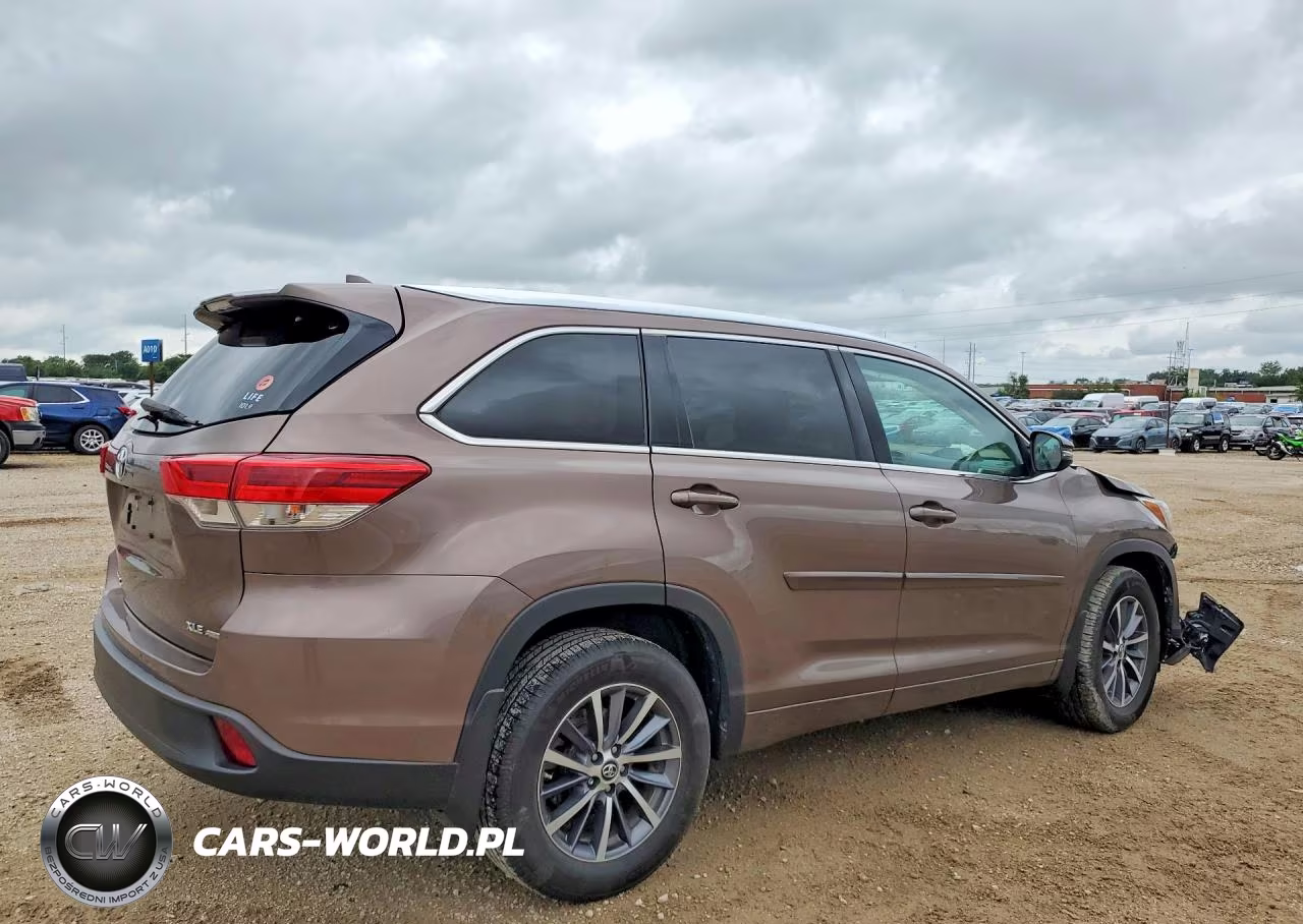 2018 Toyota Highlander Xle VIN:5TDJZRFH8JS875059 - 3