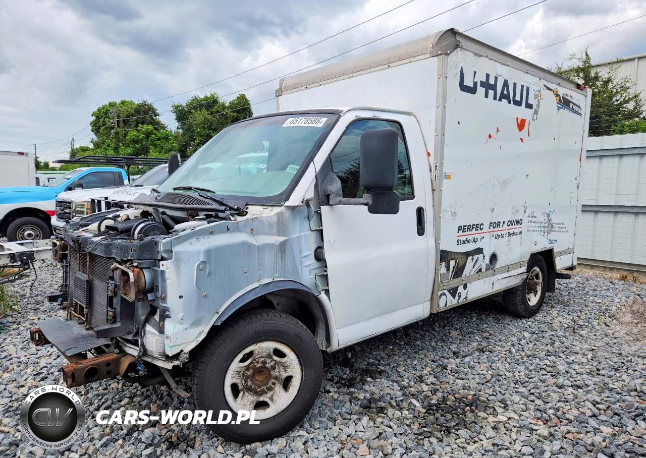 2004 GMC Savana Box Truck
