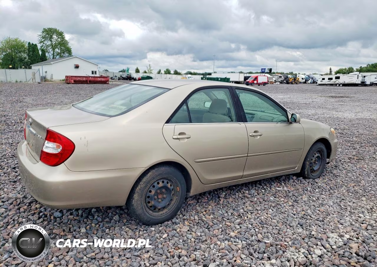 2004 Toyota Camry Le VIN:JTDBE32KX40261913 - 3