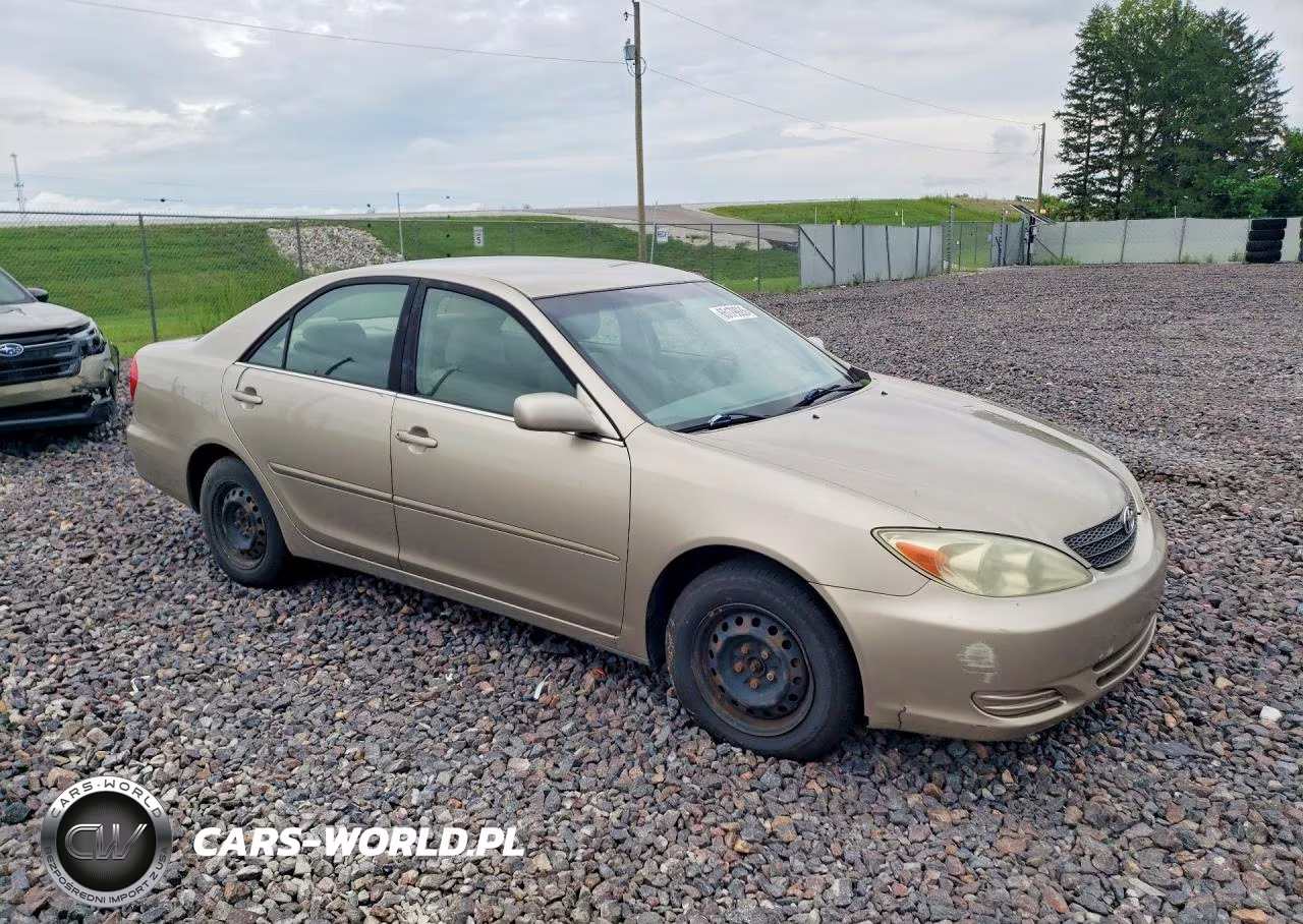 2004 Toyota Camry Le VIN:JTDBE32KX40261913 - 4