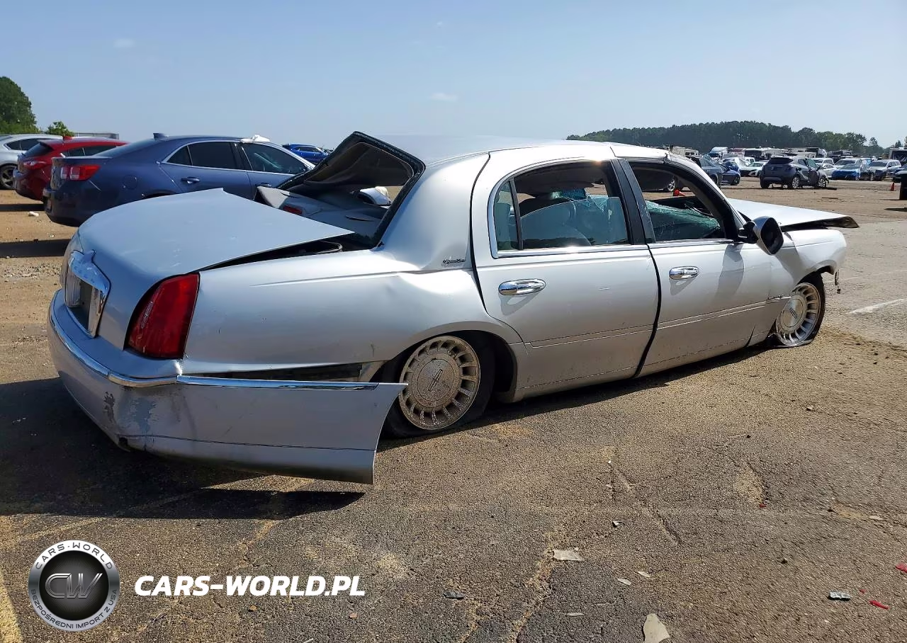 2002 Lincoln Town Car Signature VIN:1LNHM82W62Y668635 - 3