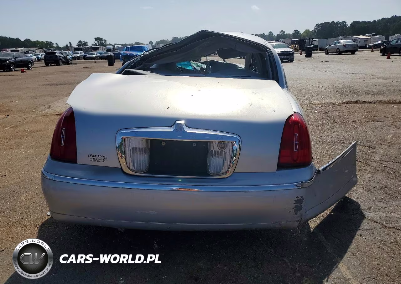 2002 Lincoln Town Car Signature VIN:1LNHM82W62Y668635 - 6