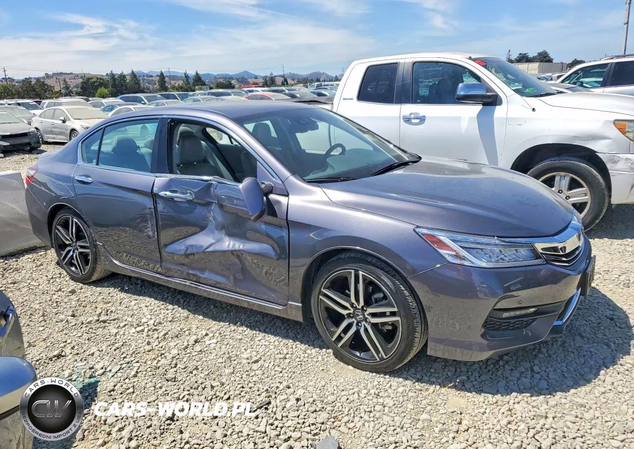 2017 Honda Accord Touring VIN:1HGCR3F99HA004405 - 4