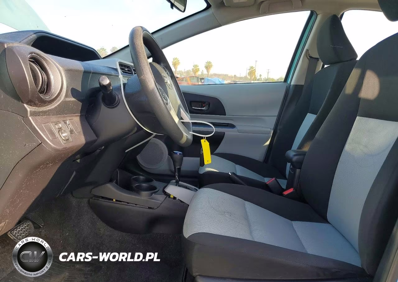 2012 Toyota Prius C Three VIN:JTDKDTB33C1020103 - 7
