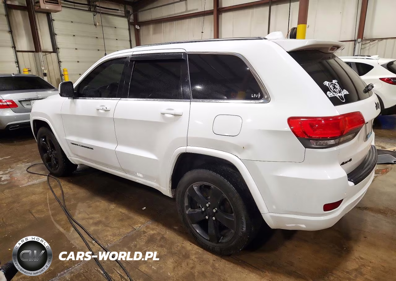 2015 Jeep Grand Cherokee Laredo VIN:1C4RJFAG0FC724622 - 2
