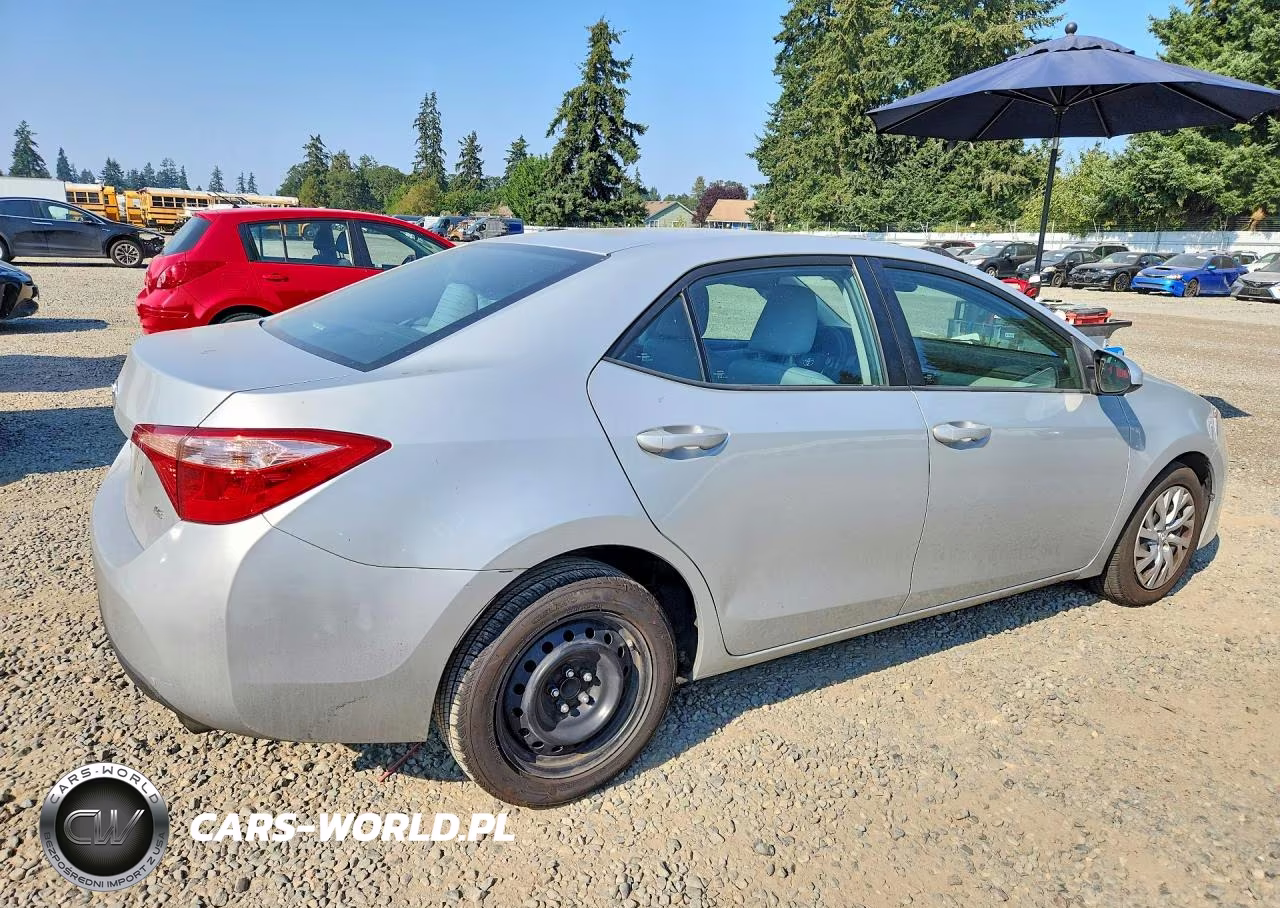 2018 Toyota Corolla Le VIN:2T1BURHE2JC064016 - 3