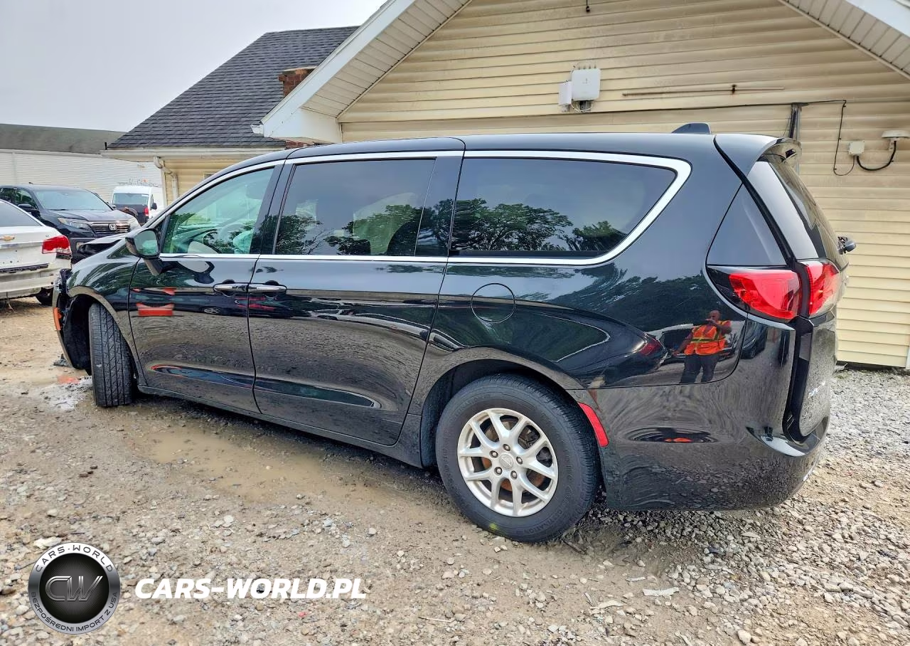 2020 Chrysler Pacifica Touring VIN:2C4RC1FG2LR136746 - 2