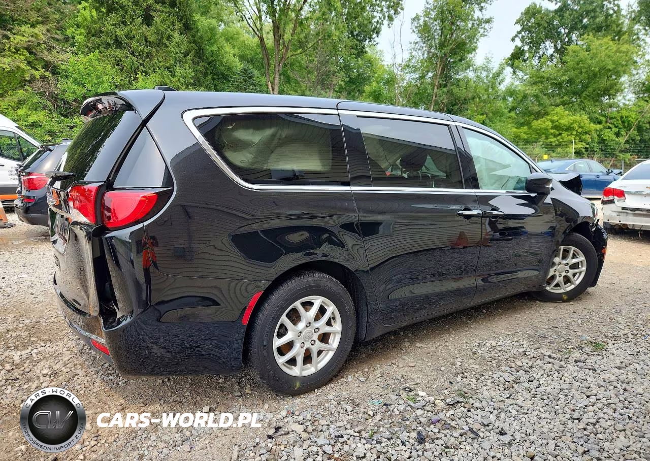 2020 Chrysler Pacifica Touring VIN:2C4RC1FG2LR136746 - 3
