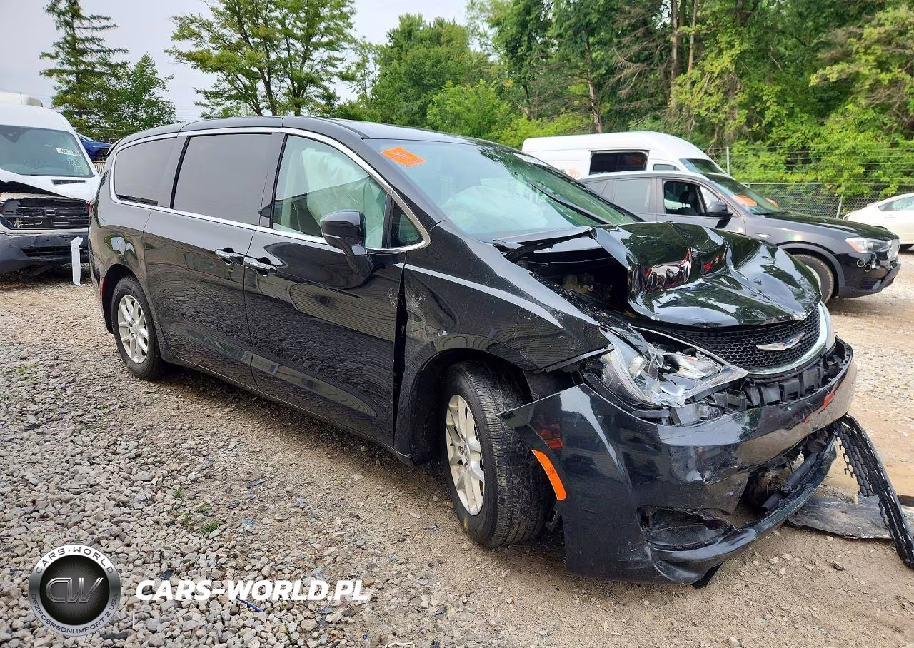 2020 Chrysler Pacifica Touring VIN:2C4RC1FG2LR136746 - 4