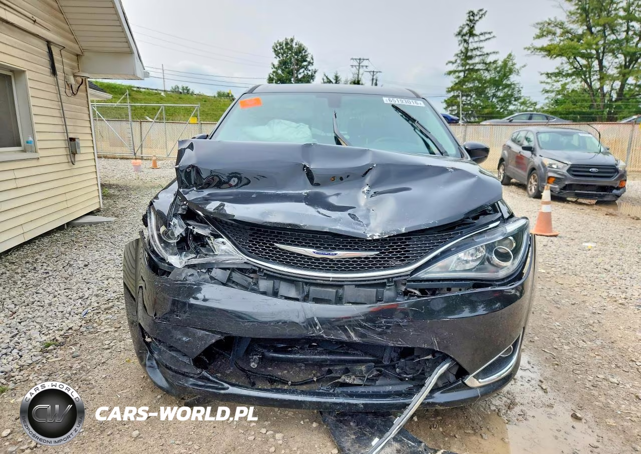 2020 Chrysler Pacifica Touring VIN:2C4RC1FG2LR136746 - 5