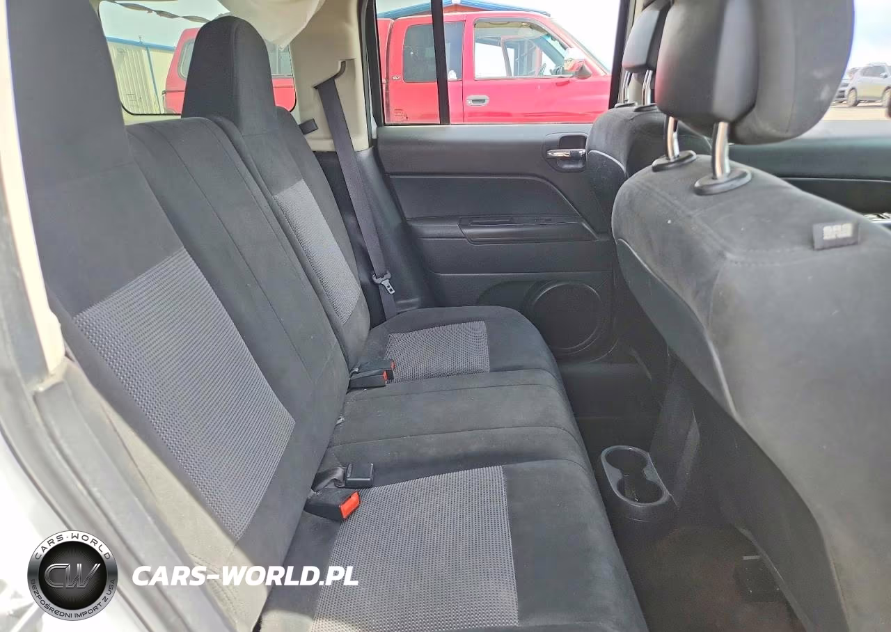 2016 Jeep Patriot Latitude VIN:1C4NJRFB3GD630906 - 10