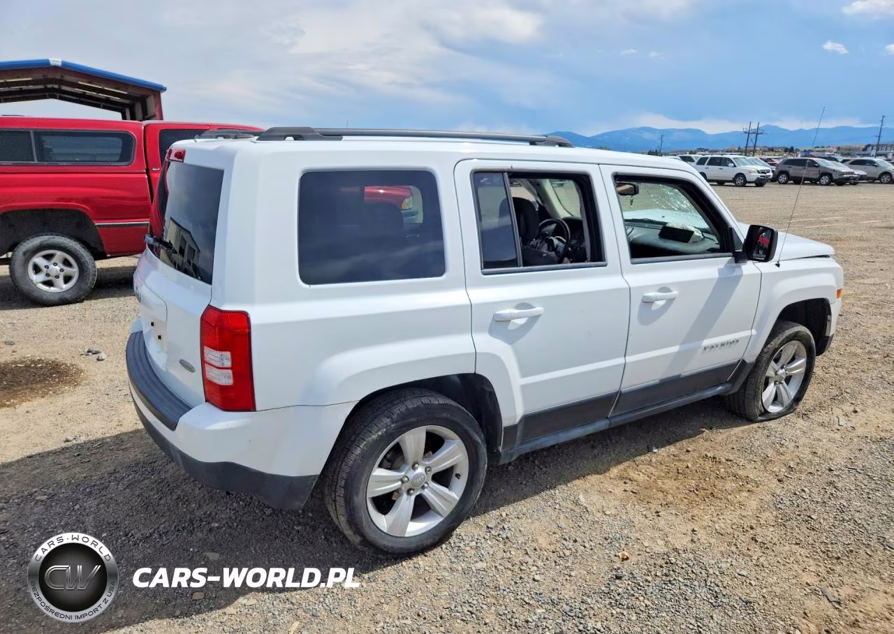 2016 Jeep Patriot Latitude VIN:1C4NJRFB3GD630906 - 3