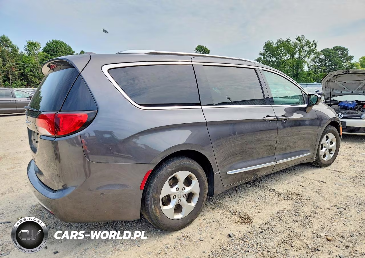 2017 Chrysler Pacifica Touring L Plus VIN:2C4RC1EG5HR757326 - 3