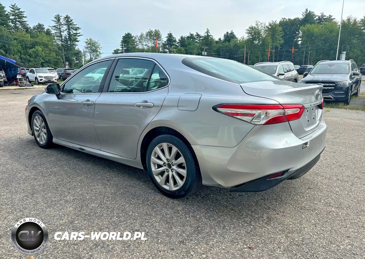 2018 Toyota Camry Le VIN:4T1B11HK5JU584516 - 3
