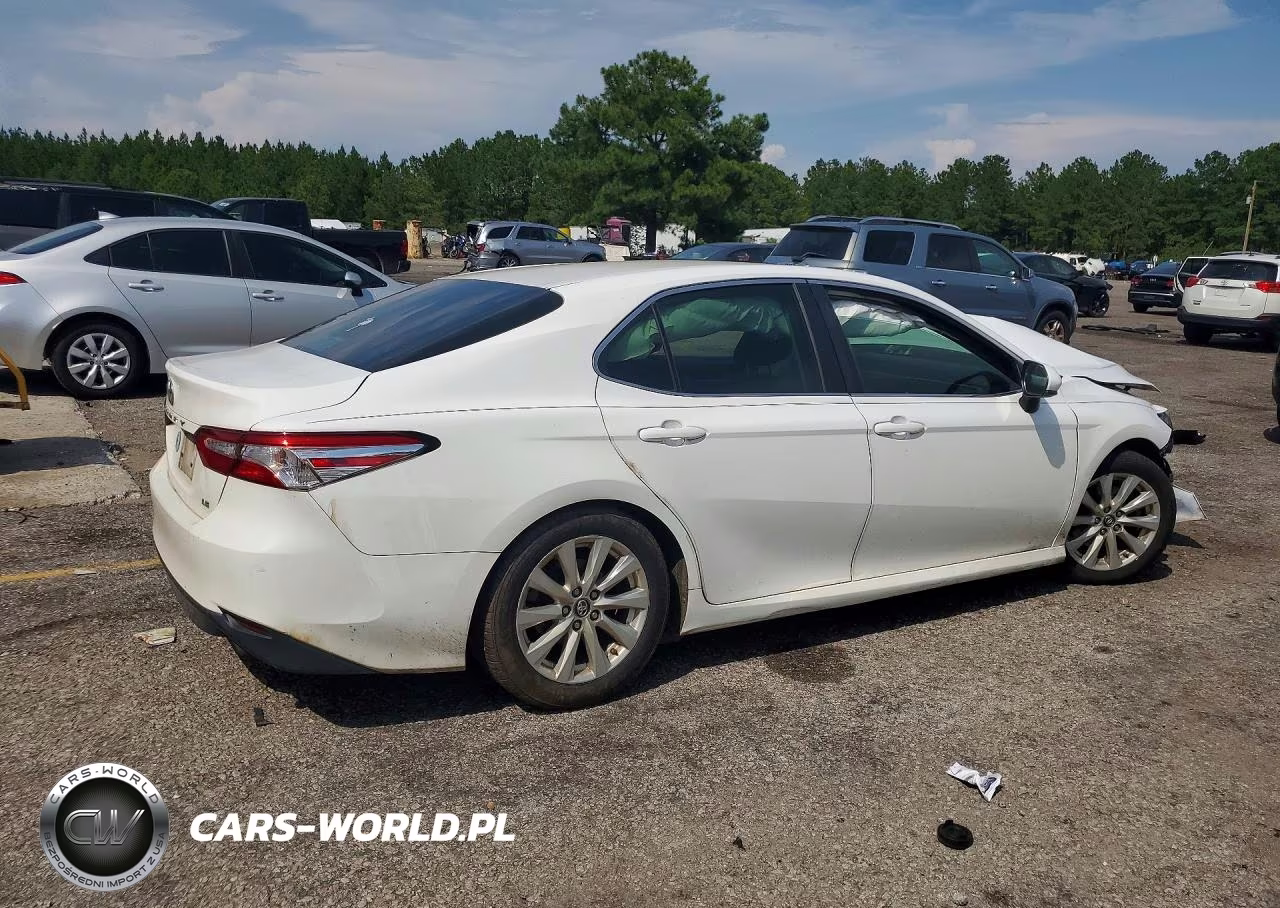 2018 Toyota Camry Le VIN:4T1B11HK9JU522262 - 3