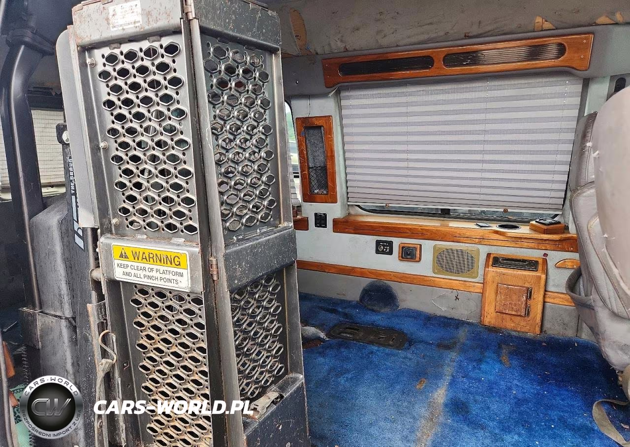 1998 Ford Econoline E150 Van VIN:1FDRE14L8WHB40743 - 11