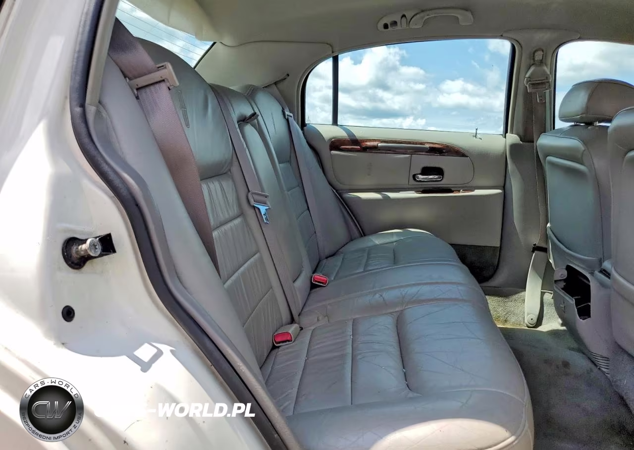 2000 Lincoln Town Car Signature VIN:1LNHM82W8YY936304 - 10